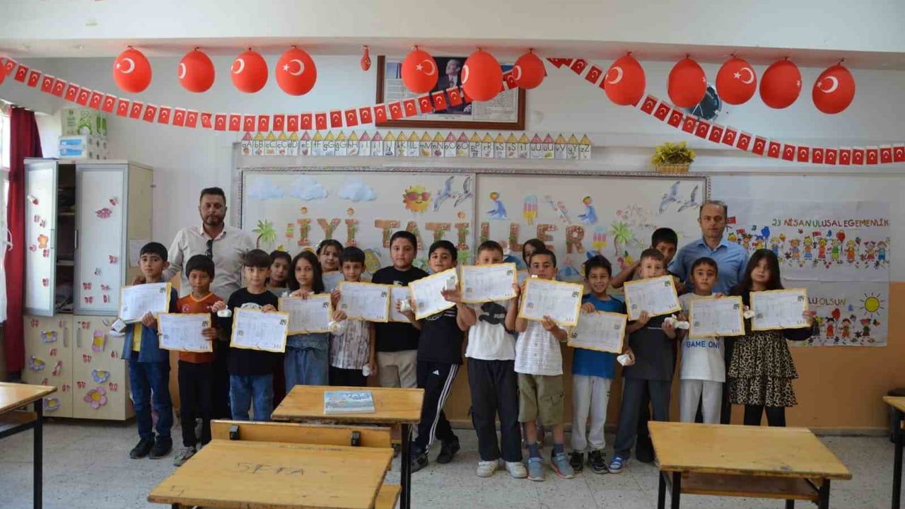 Tercan’da 1988 öğrenci karne alarak yaz tatiline başladı