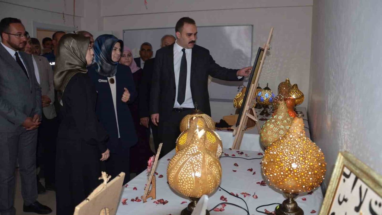 Tercan’da Hayat Boyu Öğrenme Haftası kapsamında el emeği sergisi açıldı