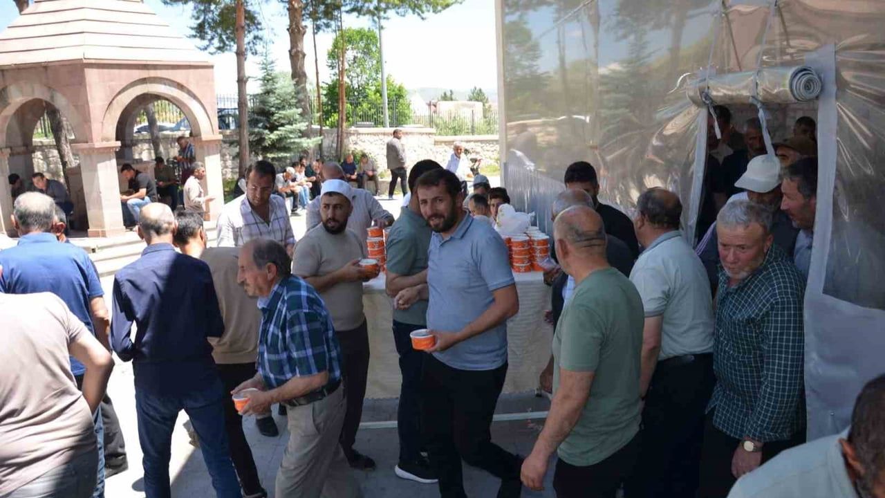 Tercan'da Muharrem ayı kapsamında cemaate aşure ikramı