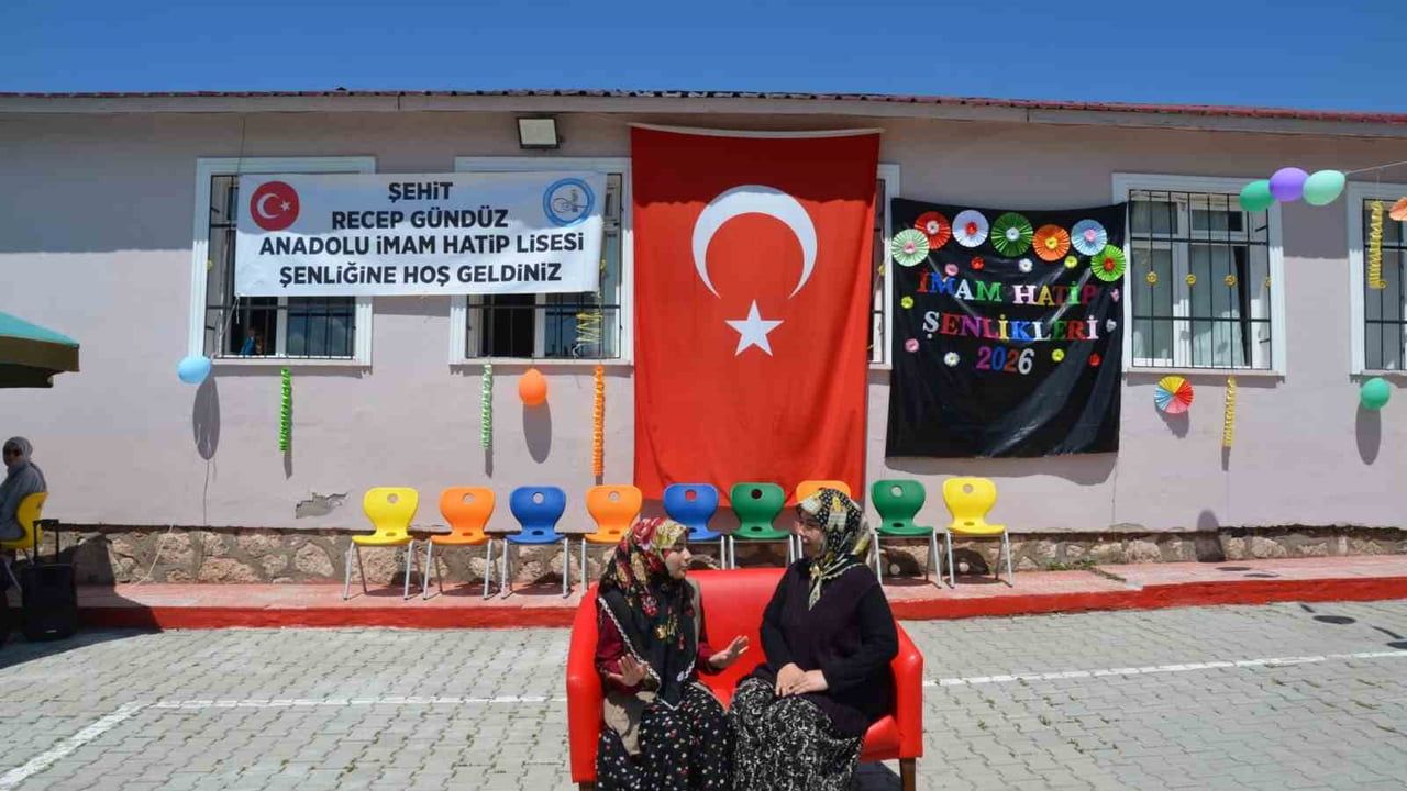 Tercan Şehit Recep Gündüz Anadolu İmam Hatip Lisesi'nde yılsonu şenliği: Öğrenciler yeteneklerini sergiledi