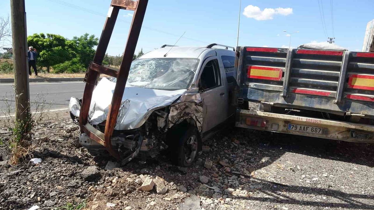 Ters yönden giden hafif ticari araç direğe çarptı: 1 yaralı