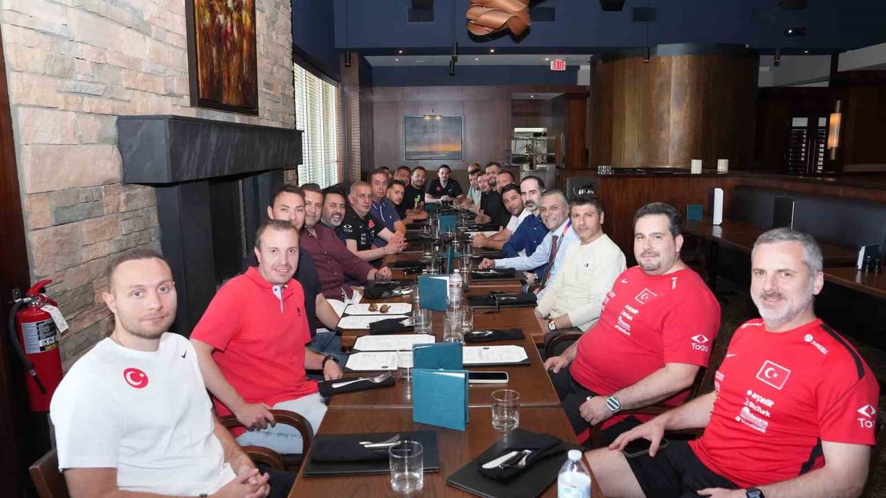 TFF Başkanı İbrahim Ethem Hacıosmanoğlu, Arizona'daki A Milli Takım kampında basınla buluştu