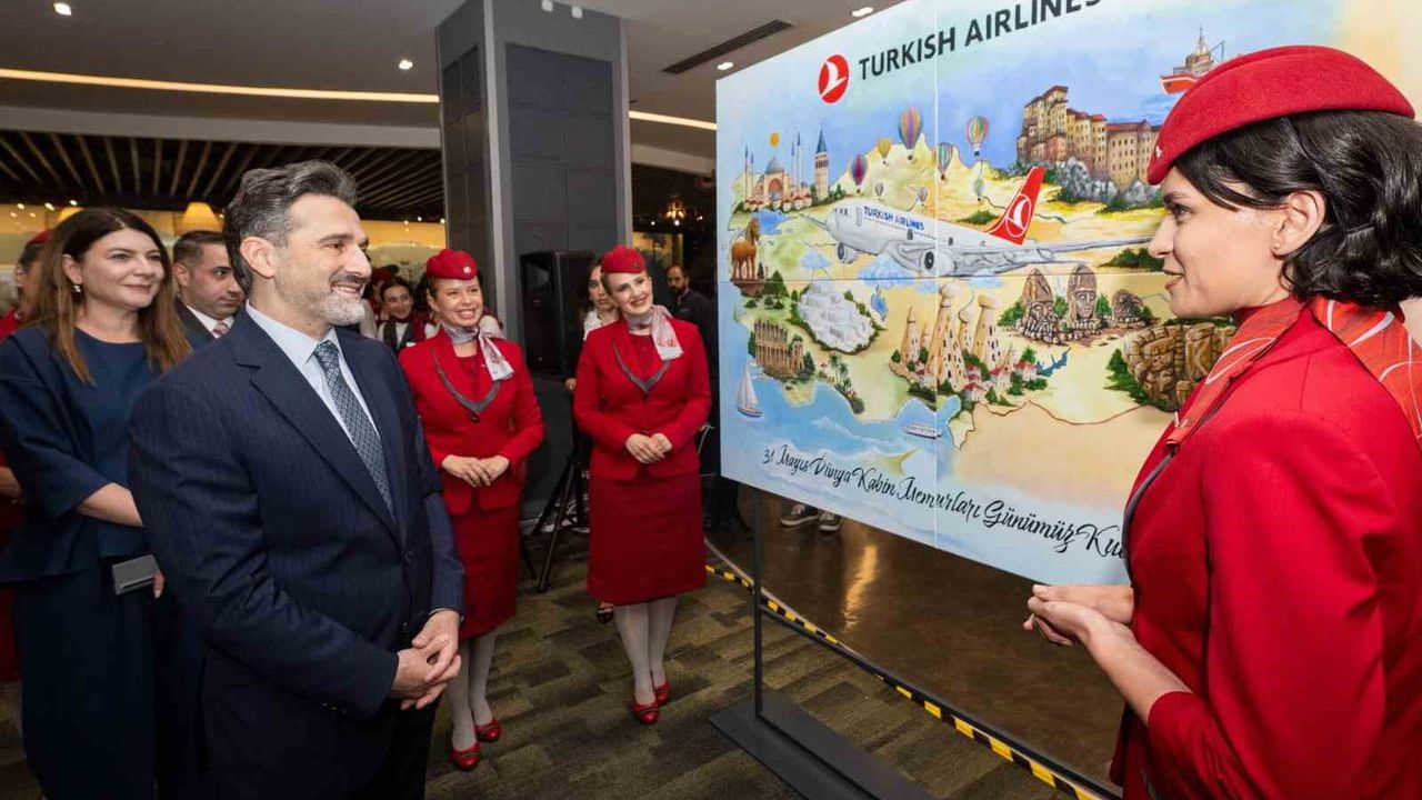 THY Başkanı Murat Şeker, Dünya Kabin Memurları Günü'nde İstanbul Havalimanı Ekip Terminali'ni Ziyaret Etti