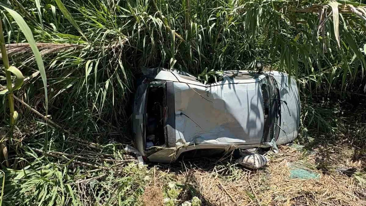 Ticari araçla çarpışan otomobil bahçeye devrildi: 2 yaralı