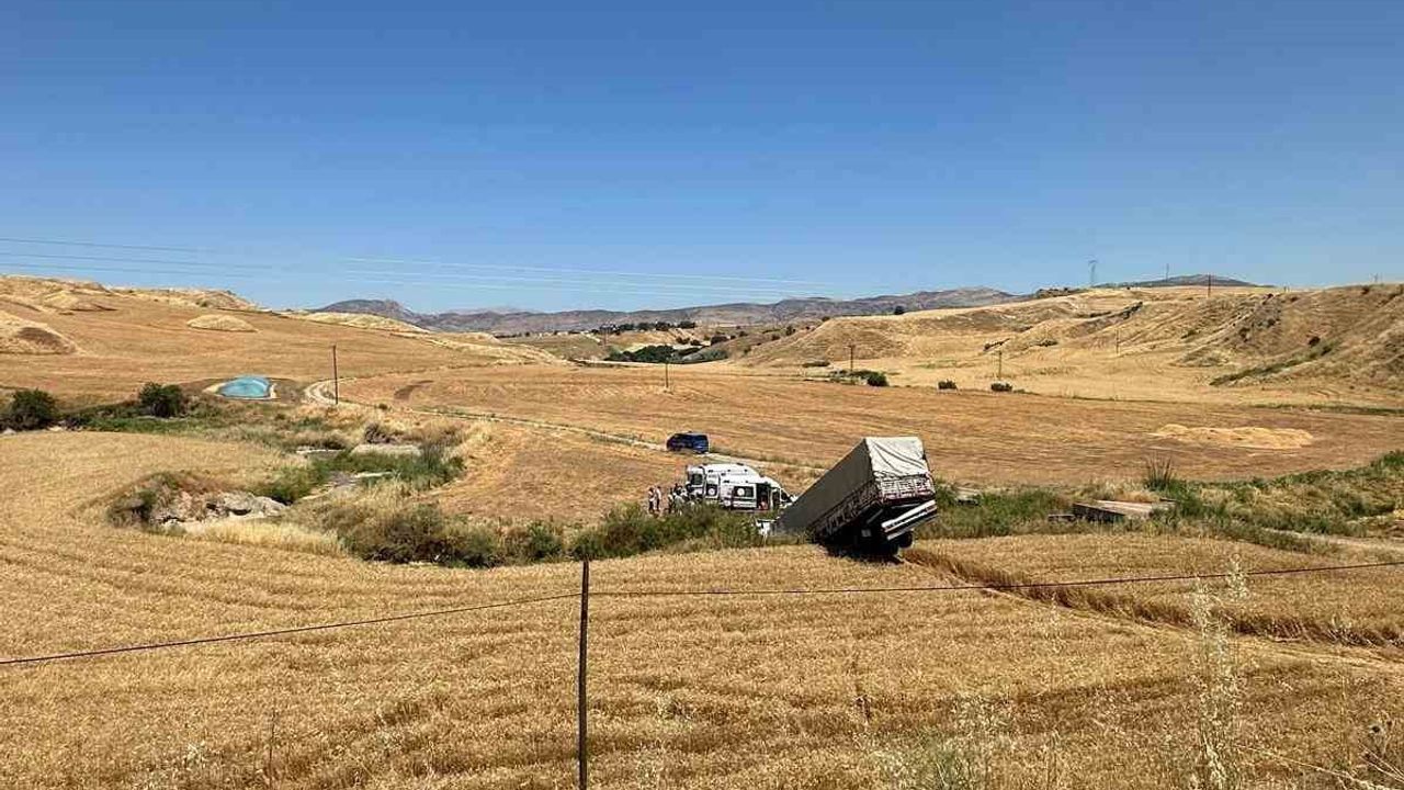 Tır bariyer ve buğday tarlasını aşarak sulama kanalına düştü: 3 yaralı