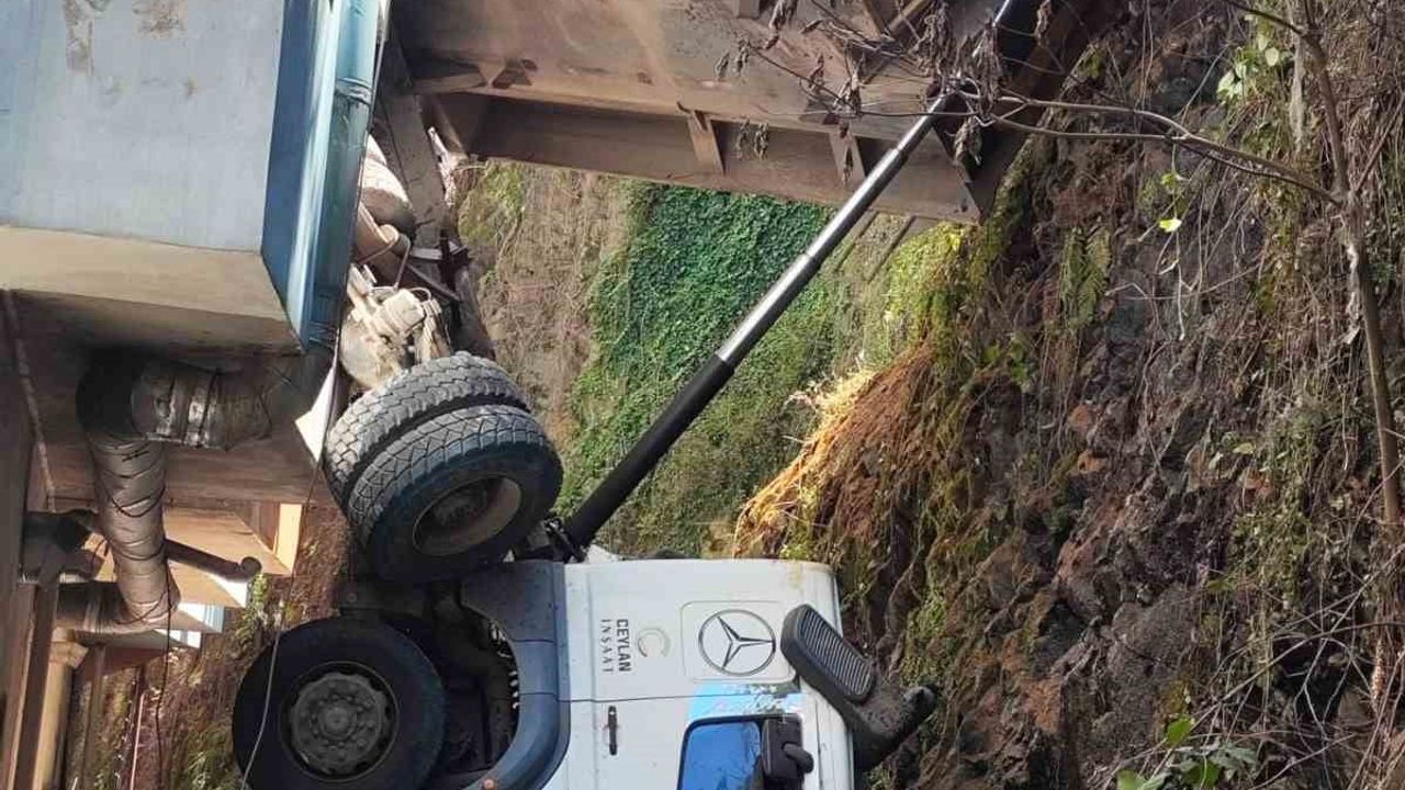 Tirebolu'da freni boşaldığı iddia edilen kamyon apartmanla duvar arasına girdi