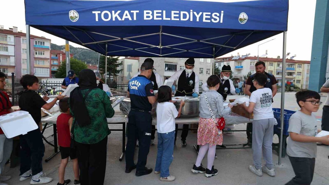 Tokat belediyesi muharrem ayına özel iftar sofraları kurdu