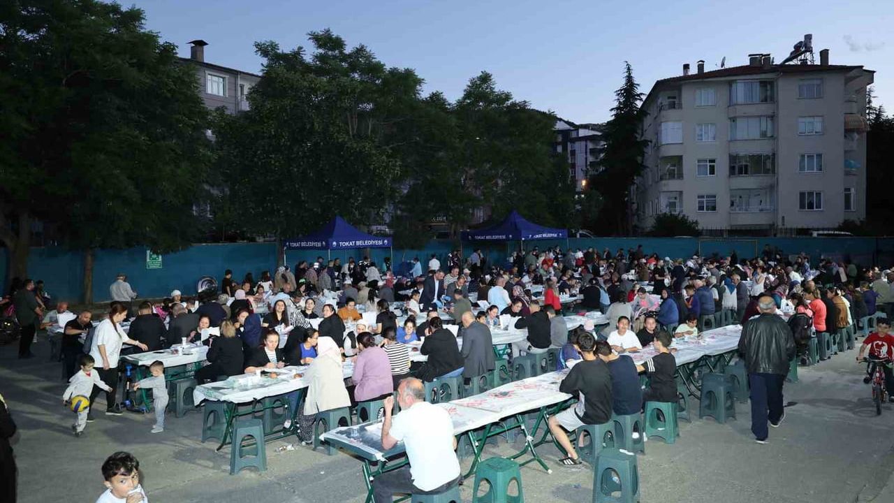 Tokat Belediyesi muharrem ayında birlik ve beraberlik sofraları kurdu