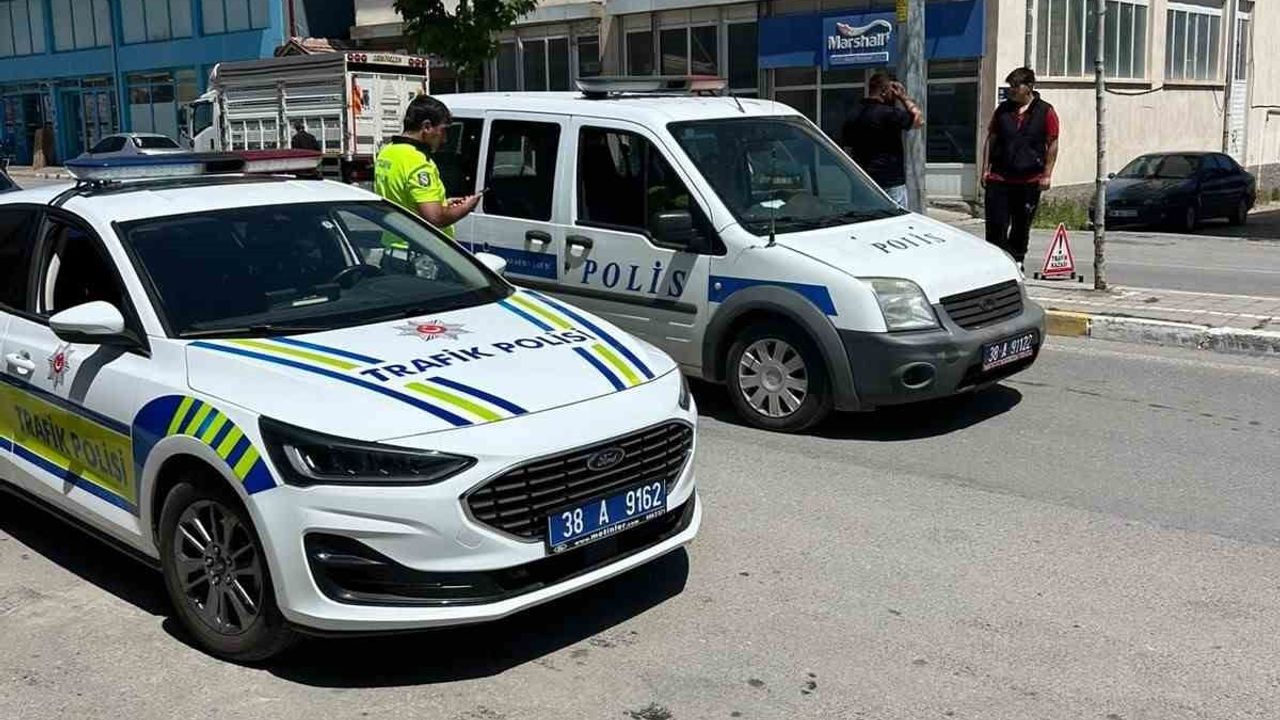 Tomarza'da motosiklet kazası: Sürücü ağır yaralandı
