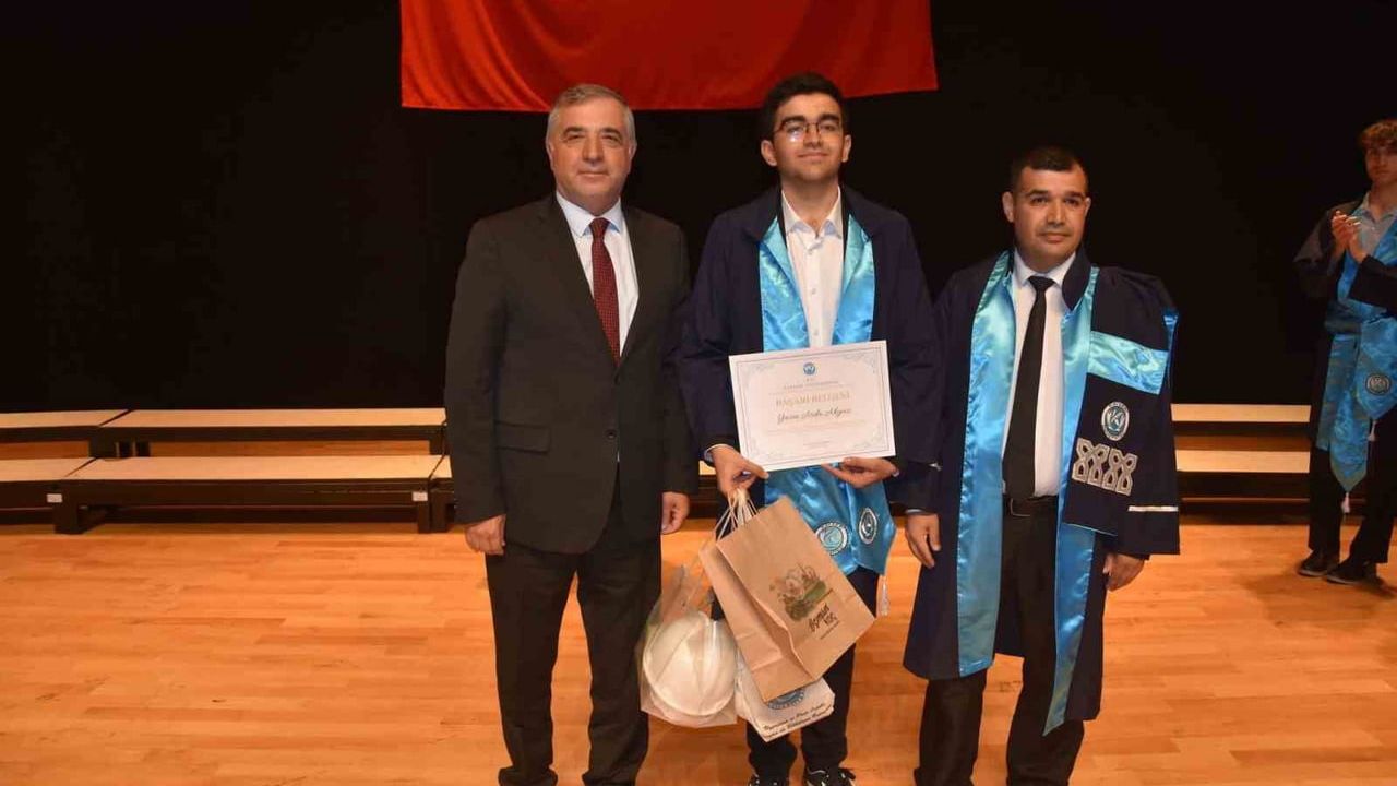 Tomarza Mustafa Akıncıoğlu MYO’da şed bağlama töreni gerçekleştirildi