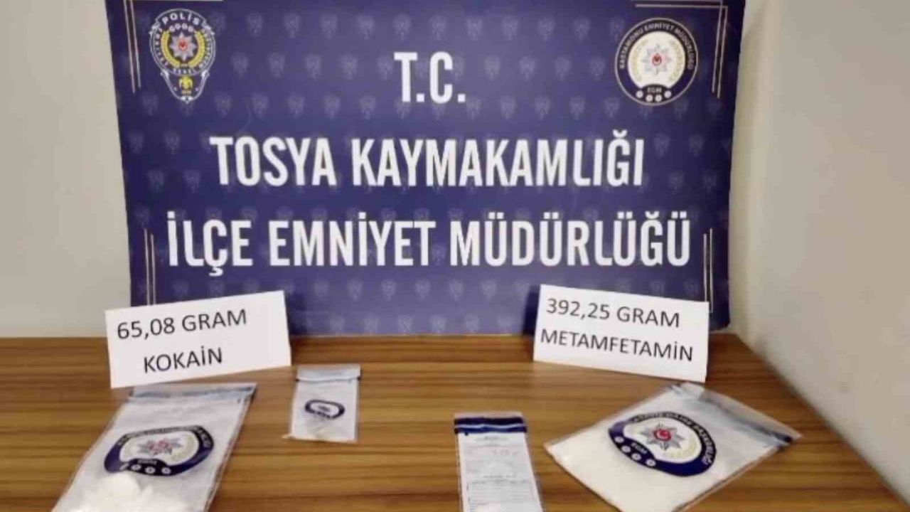 Tosya'da Durdurulan Araçta Uyuşturucu Ele Geçirildi: 2 Kişi Tutuklandı