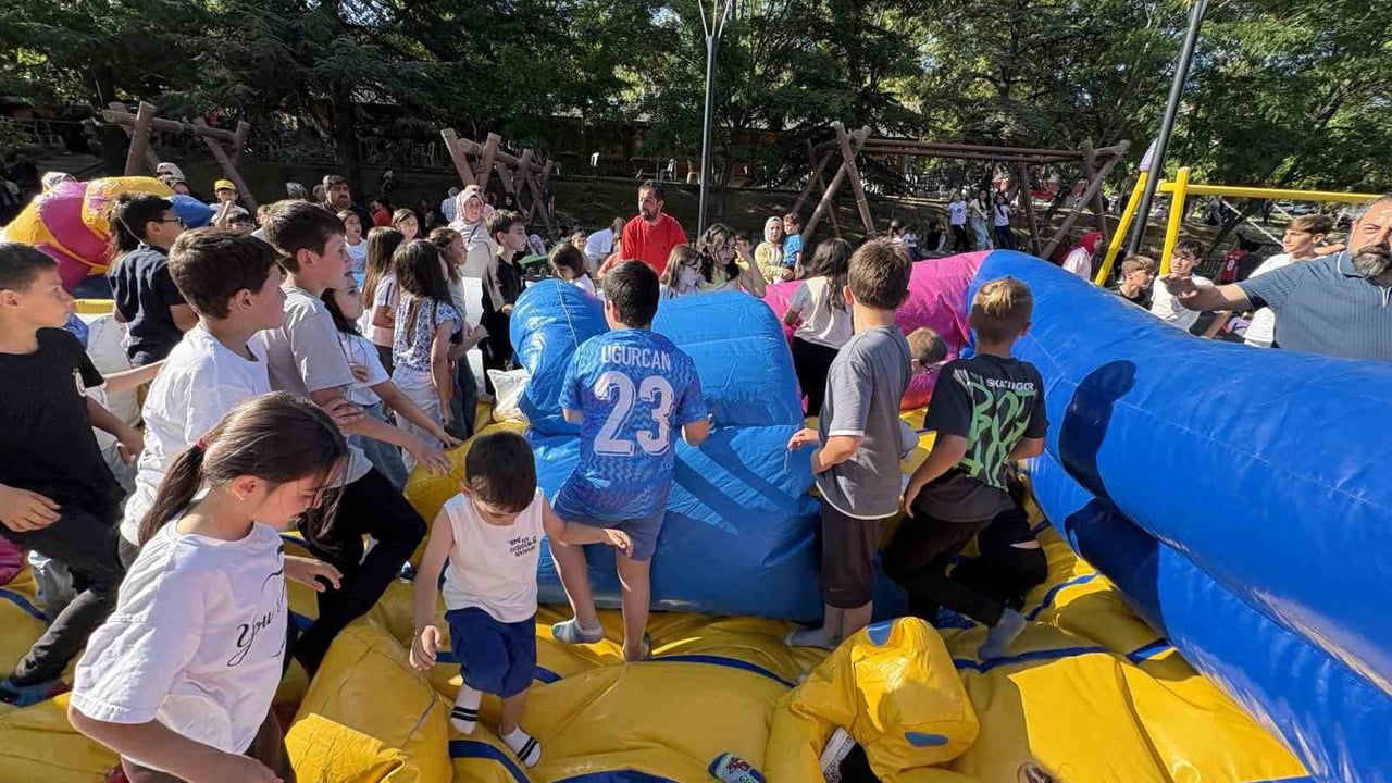 Tosya’da karne şenliğinde çocuklar yılın stresini attı