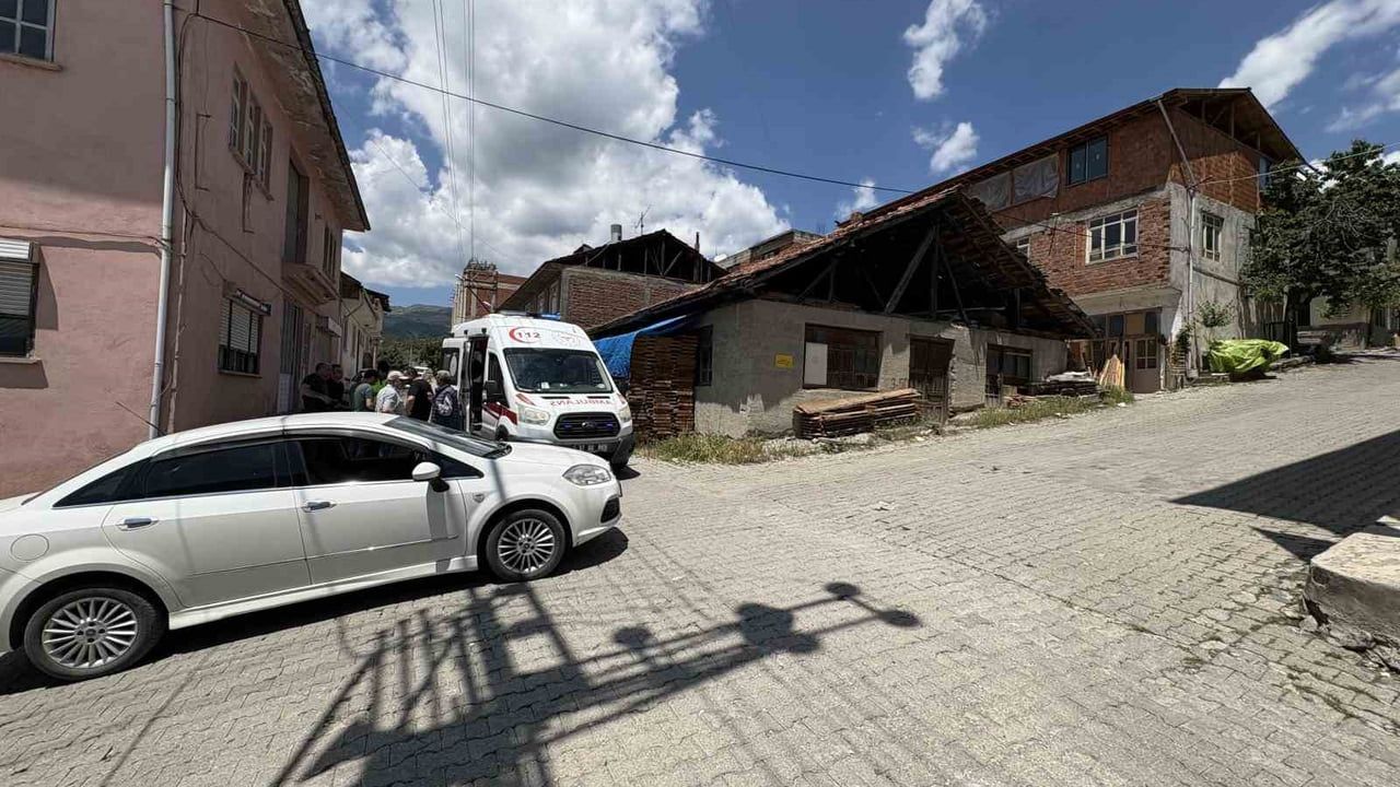 Tosya'da oyun oynarken yola çıkan çocuk otomobilin çarpması sonucu yaralandı