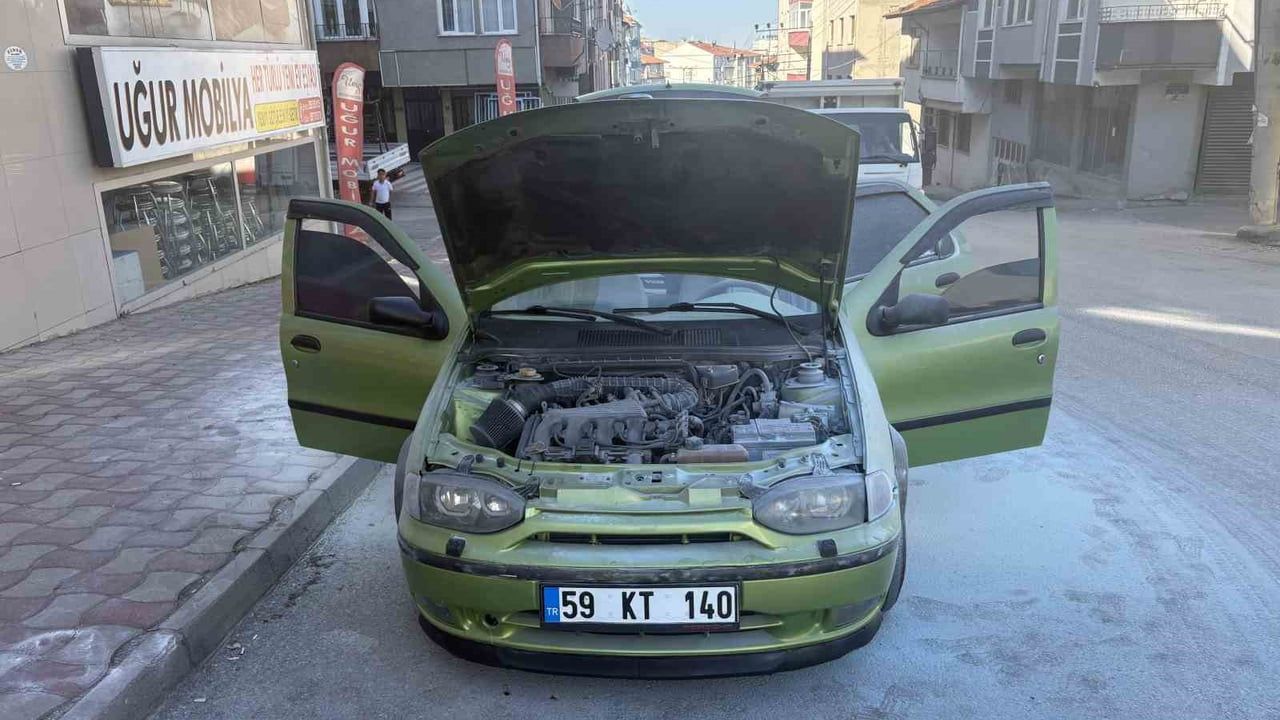 Tosya'da park halindeki araçta çıkan yangın vatandaşlar tarafından söndürüldü