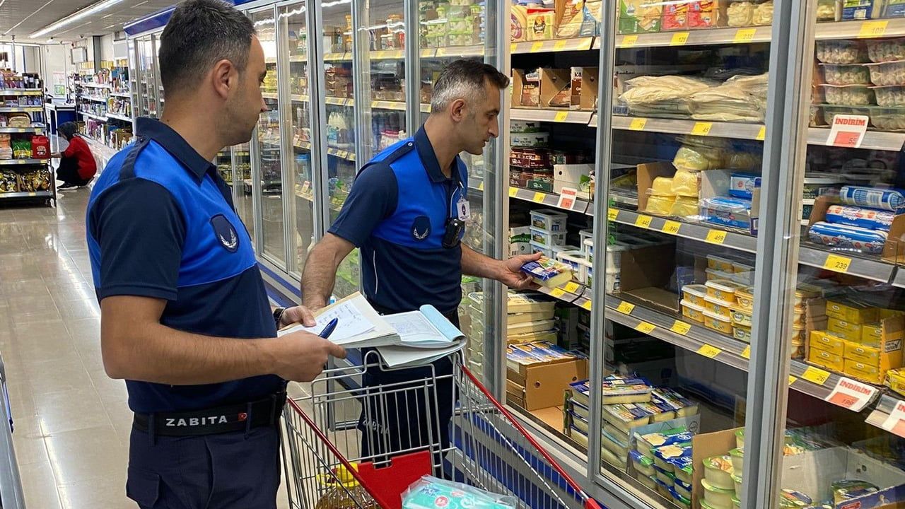Tosya'da zabıta ekipleri marketleri denetledi