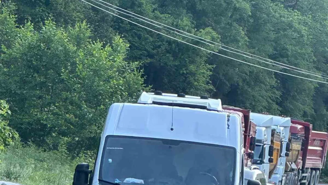 Trabzon-Araklı Karadere Vadisi'nde heyelan: Trabzon-Bayburt karayolu ulaşıma kapandı