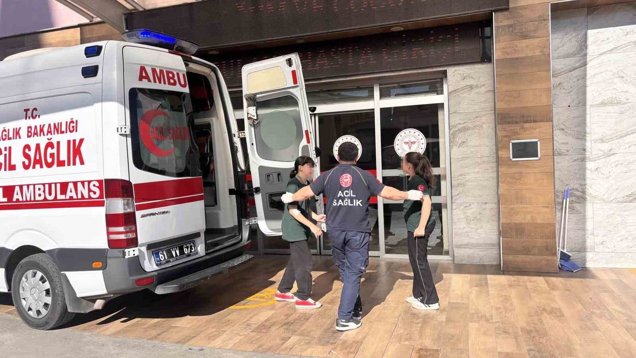 Trabzon'da 12 ortaokul öğrencisi zehirlenme şüphesiyle hastaneye kaldırıldı