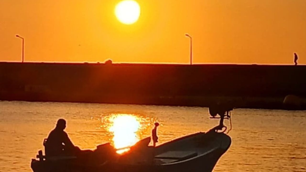 Trabzon'da kıyı balıkçılarının gün batımı mesaisi