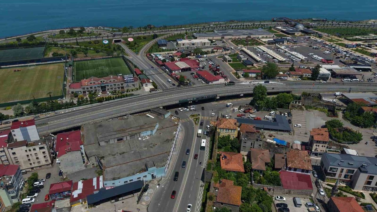 Trabzon'da Reşadiye Viyadüğü'nün Yıkımına Başlandı: Bölgeye Yeni Ulaşım Düzeni Getirilecek