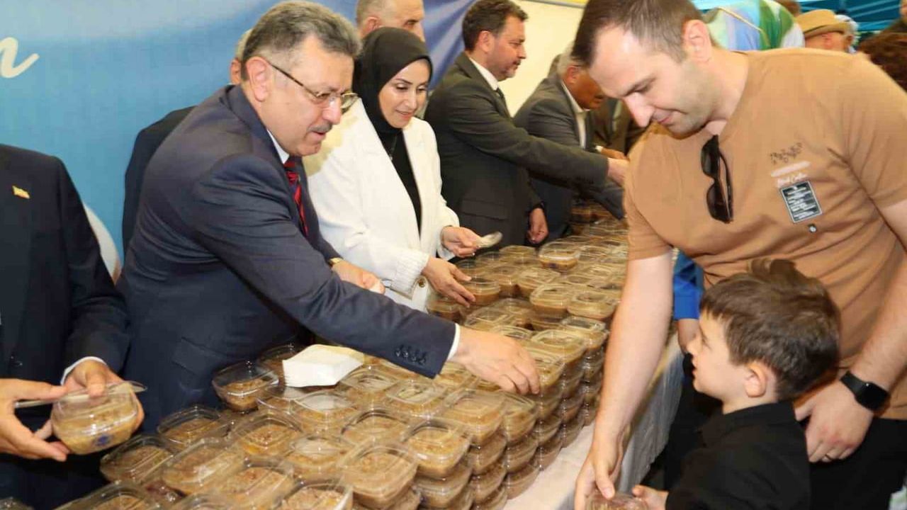 Trabzonlulara Trabzon Büyükşehir Belediyesi'nden aşure ikramı