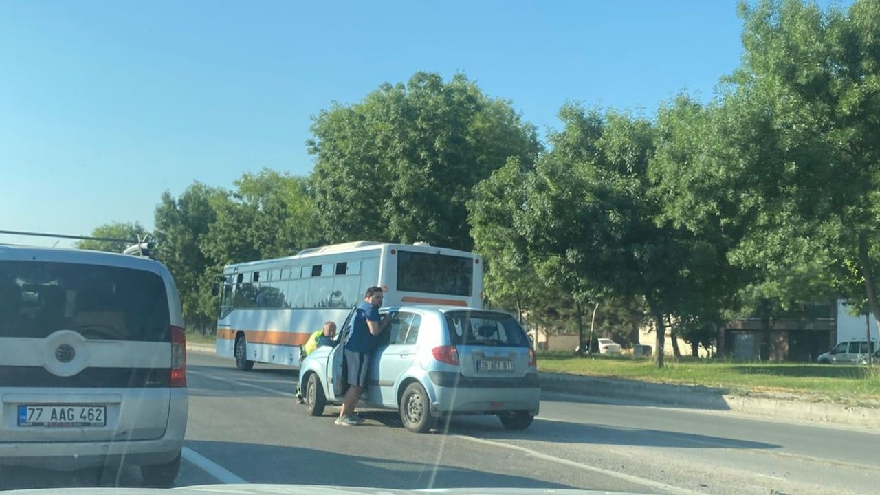 Trafik polisi bozulan aracı iterek trafiği açtı