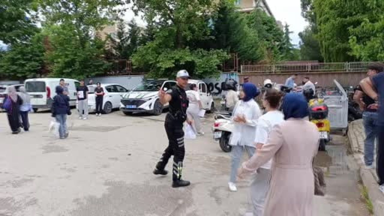 Trafik polisleri YKS'ye girecek öğrencileri okula yetiştirdi