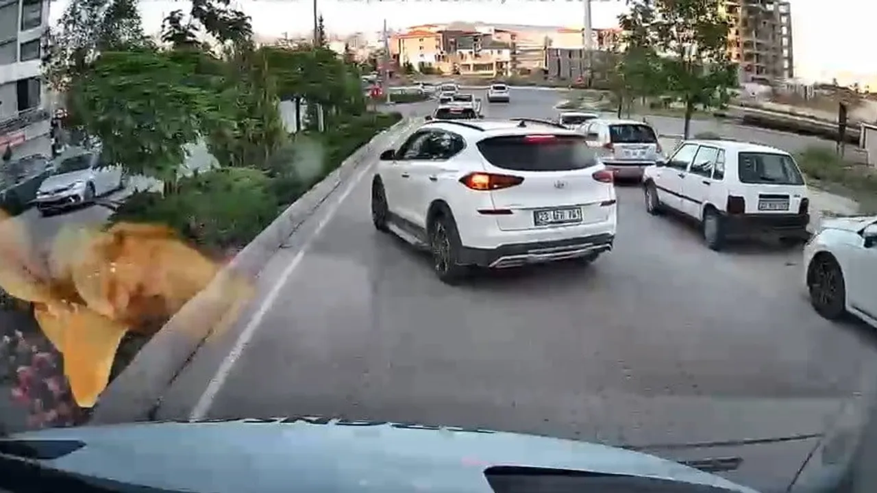 Trafikte yol kesip tepki gösteren sürücü kamerada