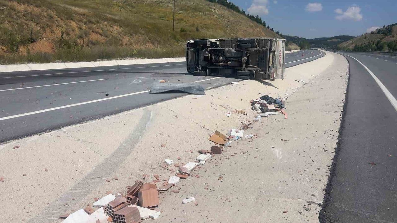 Tuğla yüklü kamyonet Afyonkarahisar'da devrildi: 3 yaralı