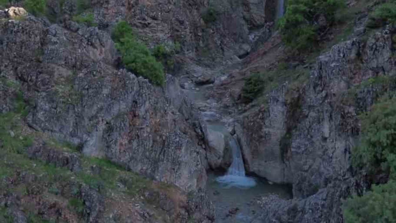 Tunceli'de Rabat Vadisi Şelalesi: Drone Görüntüleriyle Kartpostallık Manzara