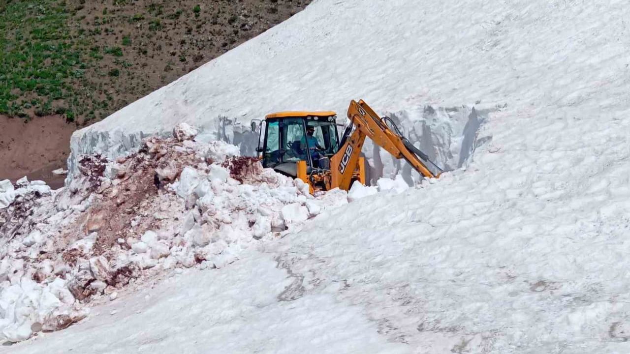 Tunceli’nin Pülümür İlçesinde Haziran Ortasında Karla Mücadele