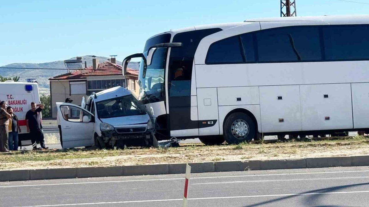 Tur otobüsü ile hafif ticari araç çarpıştı: genç sürücü hayatını kaybetti