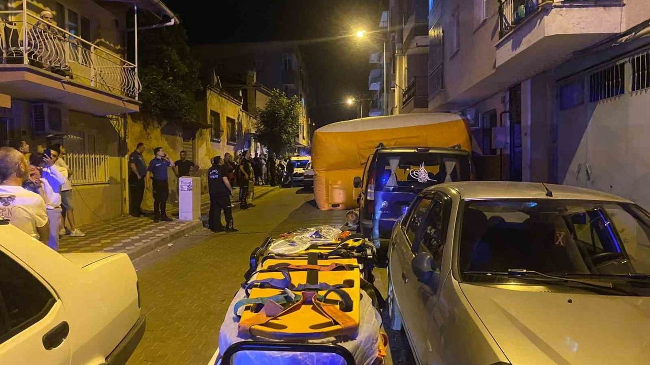 Turgutlu'da üçüncü kattan atlayan kişi ağır yaralandı