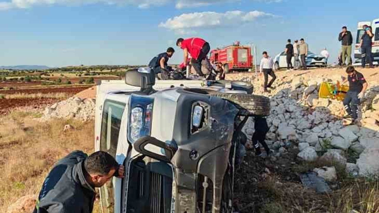Türk Kızılay kamyoneti şarampole yuvarlandı: 4 yaralı