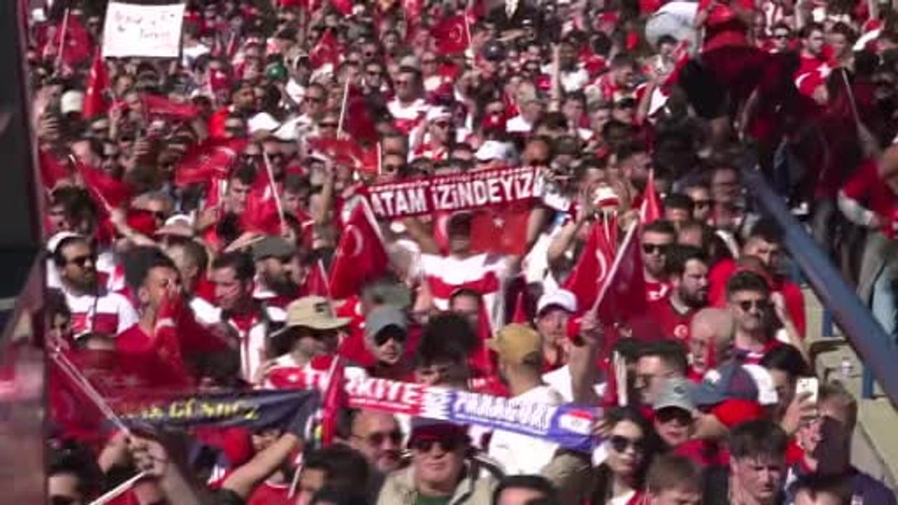 Türk taraftarlar Bay Area Stadyumu çevresinde uzun kuyruklar oluşturdu