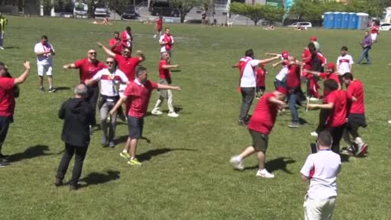 Türk taraftarlar Vancouver sokaklarında maç saatini bekliyor