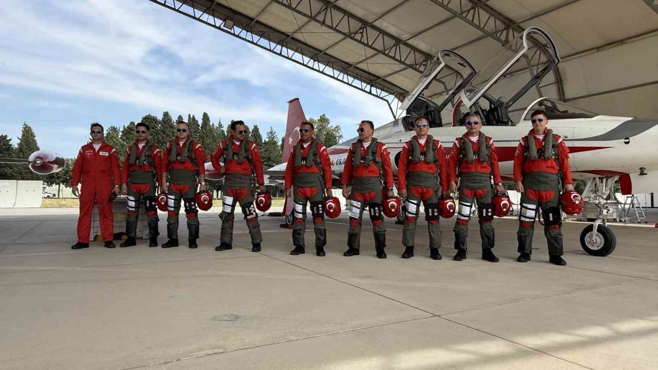 Türk Yıldızları ve SOLOTÜRK, İzmir Çiğli'de Gençlik ve Havacılık Festivali öncesi prova uçuşu gerçekleştirdi