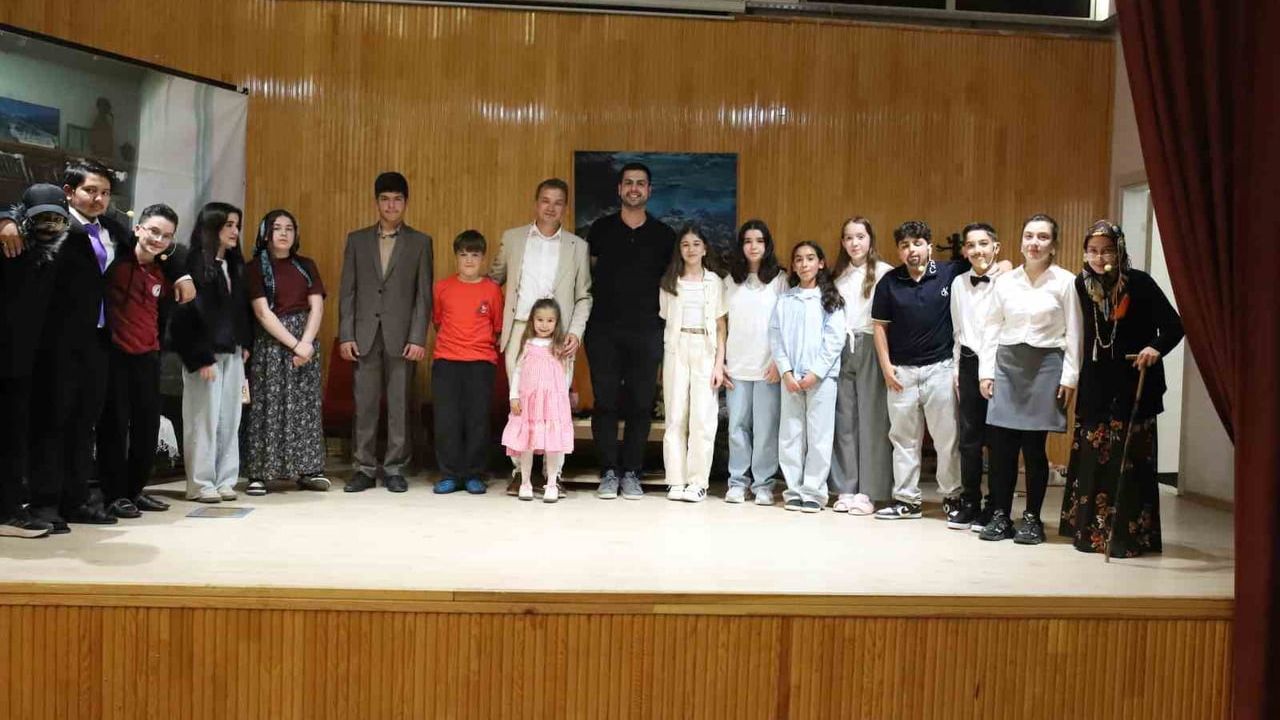 Türkeli'de Cumhuriyet Ortaokulu 'Çatlak Aile' Oyunu Sahnelendi