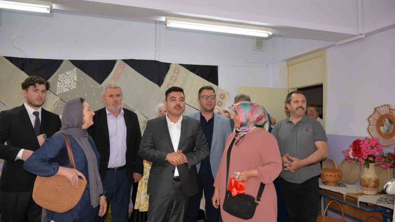 Türkeli'de Halk Eğitimi Merkezi kursiyerlerinin yıl sonu sergisi açıldı