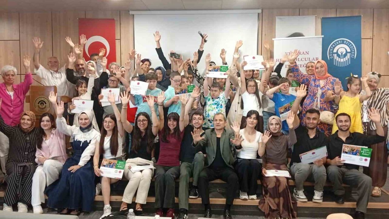 Türkiye Down Sendromu Derneği ve Veteran Hentbolcular Derneği'nden anlamlı sertifika töreni