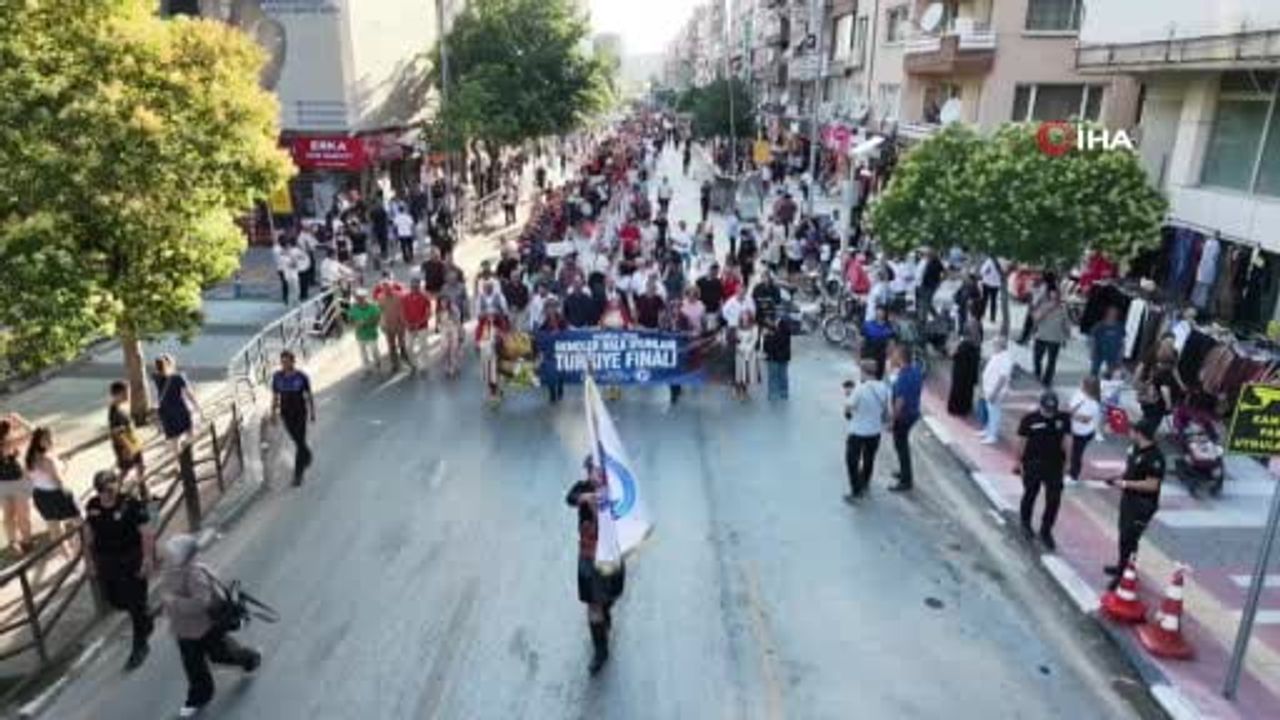 Türkiye Halk Oyunları Federasyonu başkanı davul çalarak bahşiş topladı