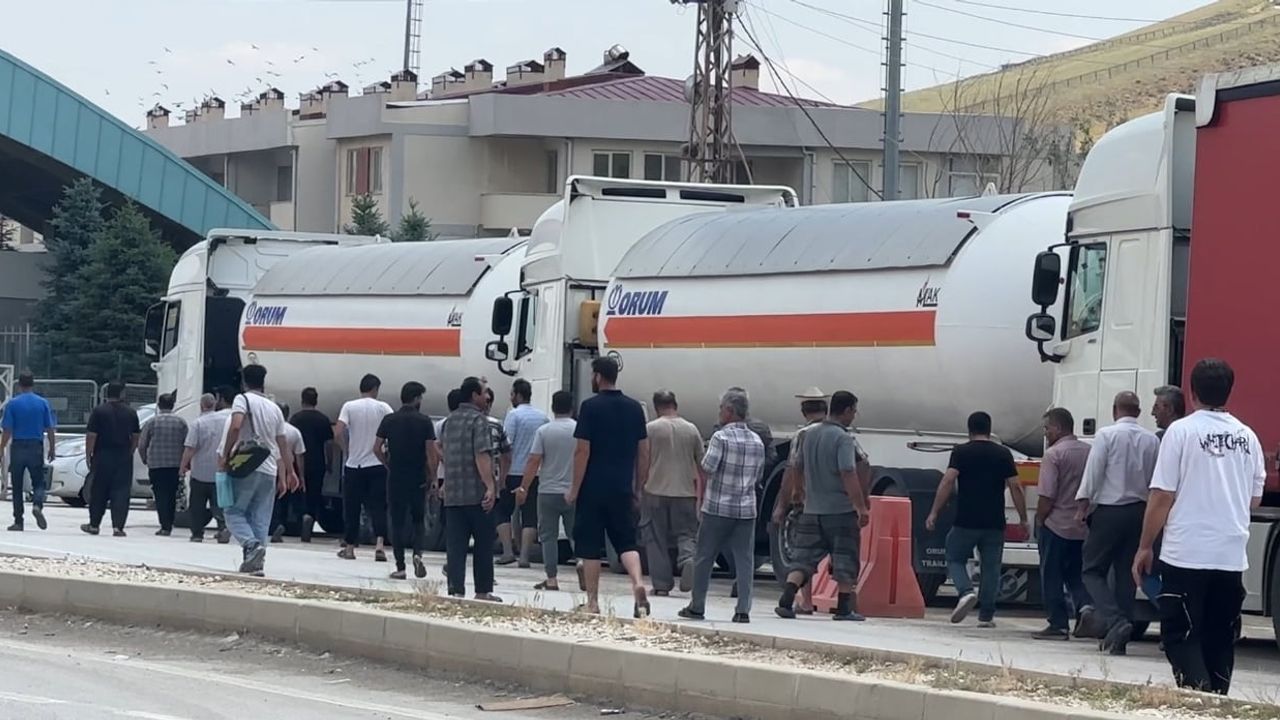 Türkiye-İran sınırında 5 kilometrelik tır kuyruğu oluştu
