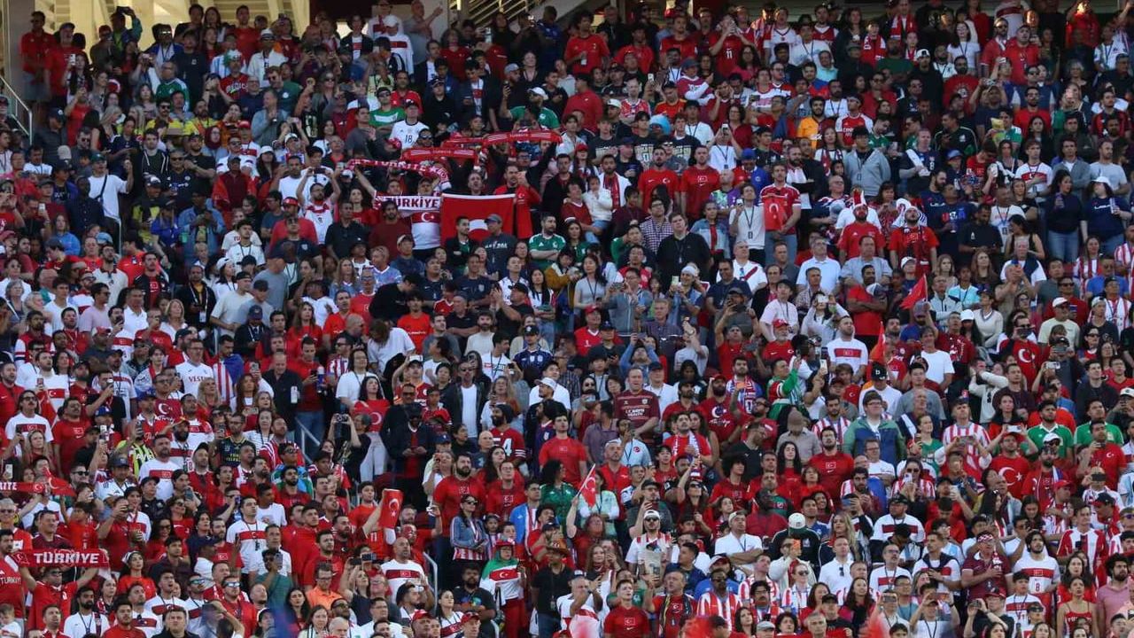 Türkiye-Paraguay maçını 68 bin 827 taraftar izledi