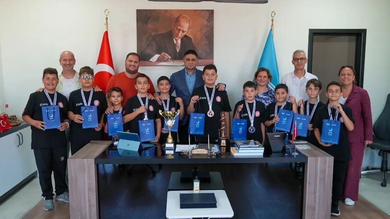 Türkiye üçüncüsü halk oyunları ekibinden başkan Acar’a ziyaret