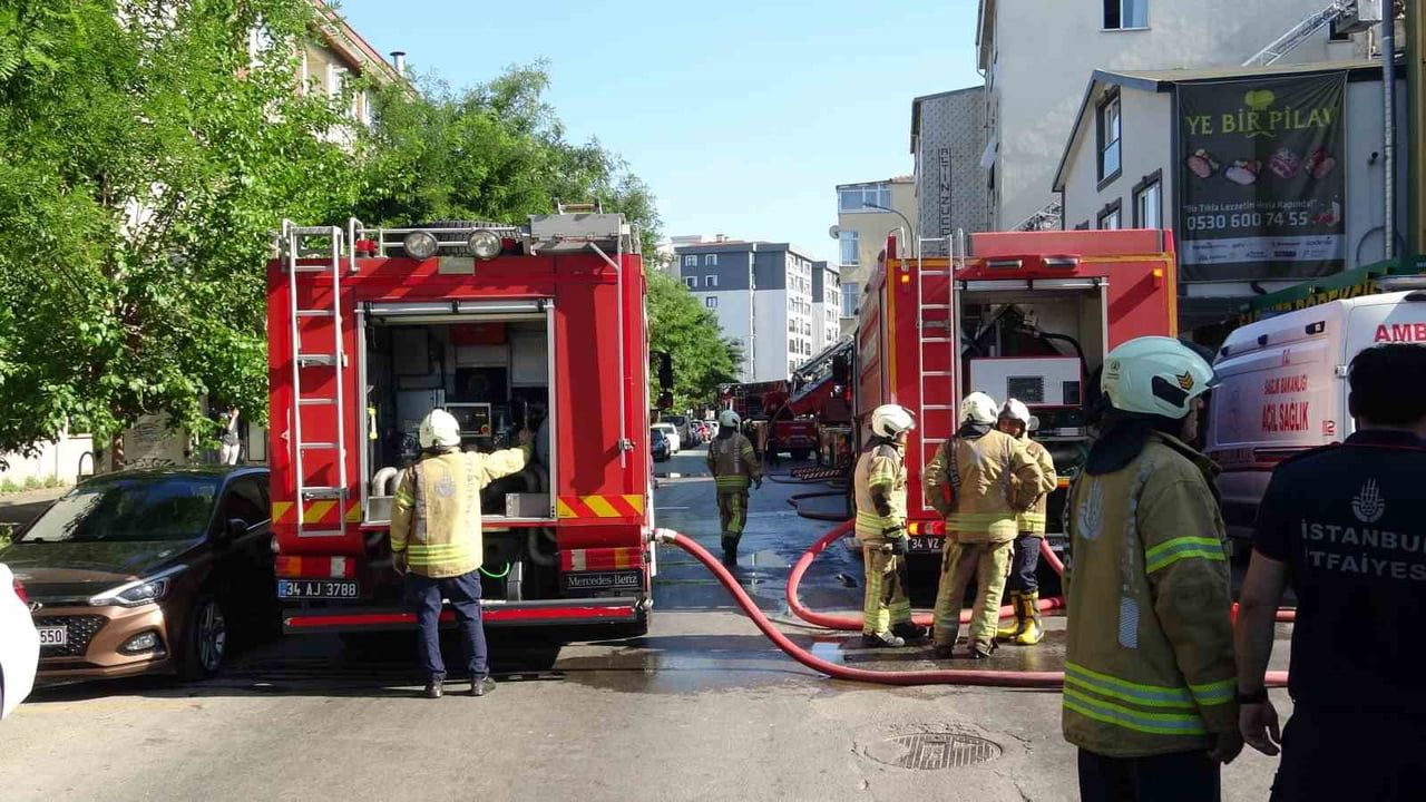 Tuzla’da çatı yangını bitişik binaya sıçradı, 1 saatte kontrol altına alındı