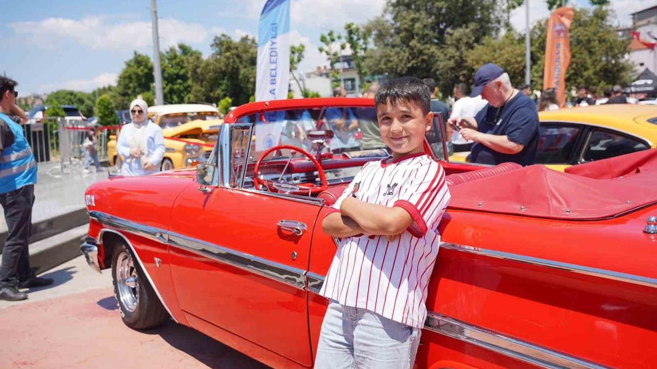 Tuzla’da nostalji rüzgarı: klasik otomobiller sahilde buluştu