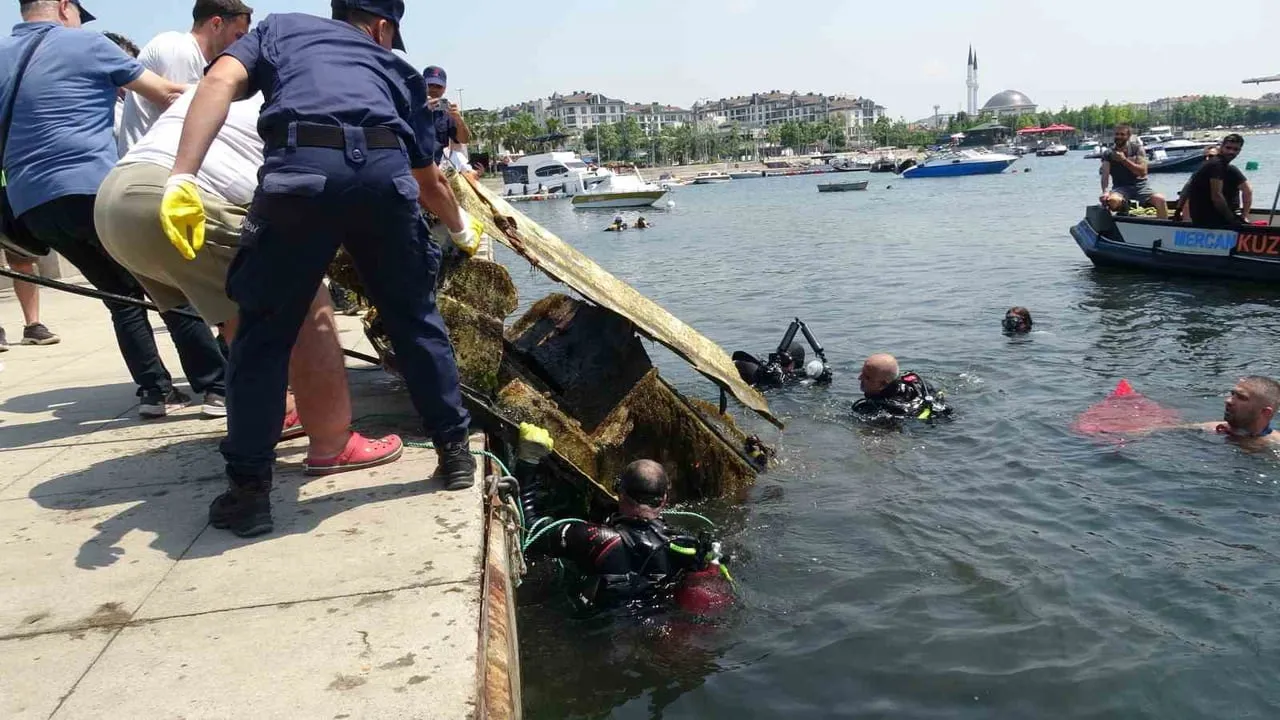 Tuzla’da sualtı temizliği: Ocak fırtınasında batan 22 teknenin kalıntıları çıkarıldı