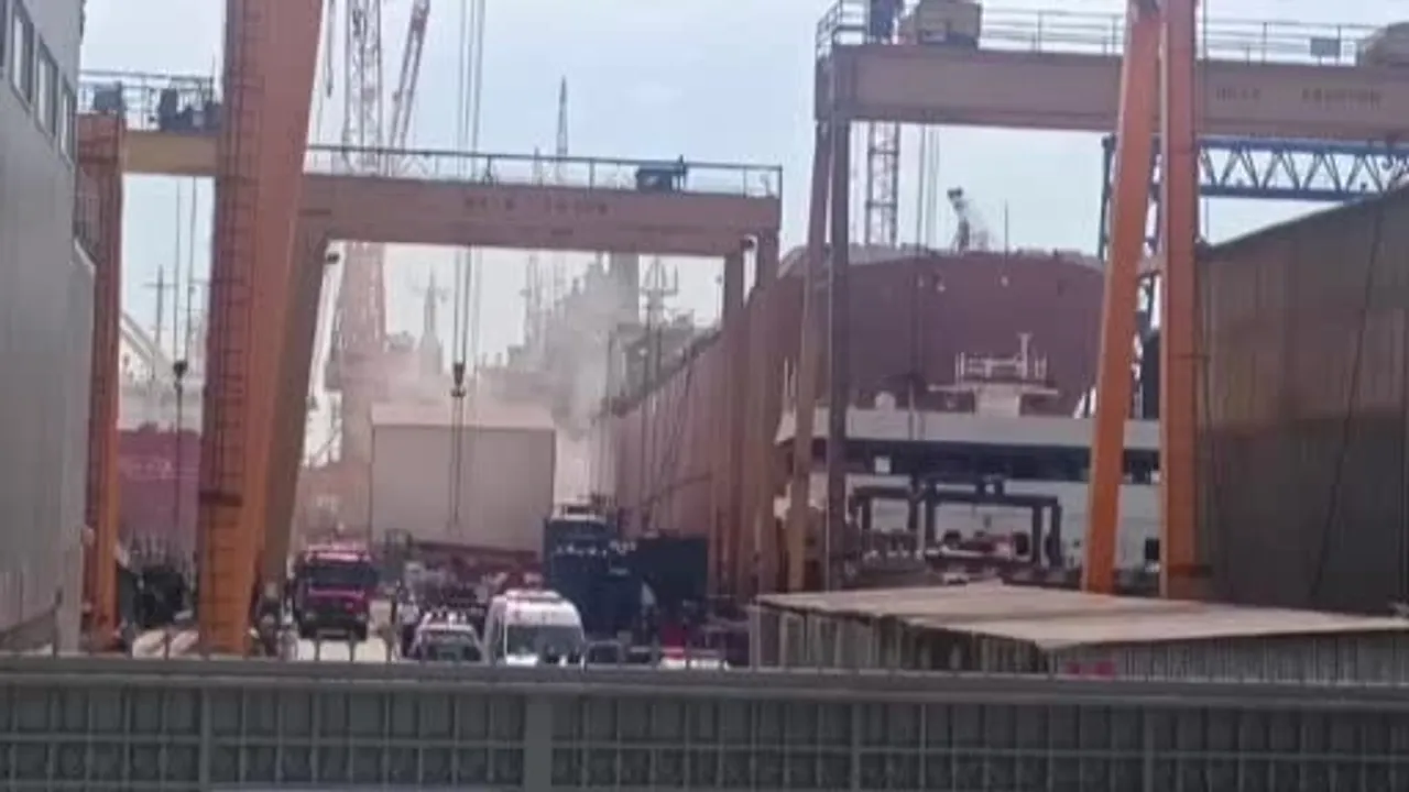 Tuzla'da tersanede gemi yangını