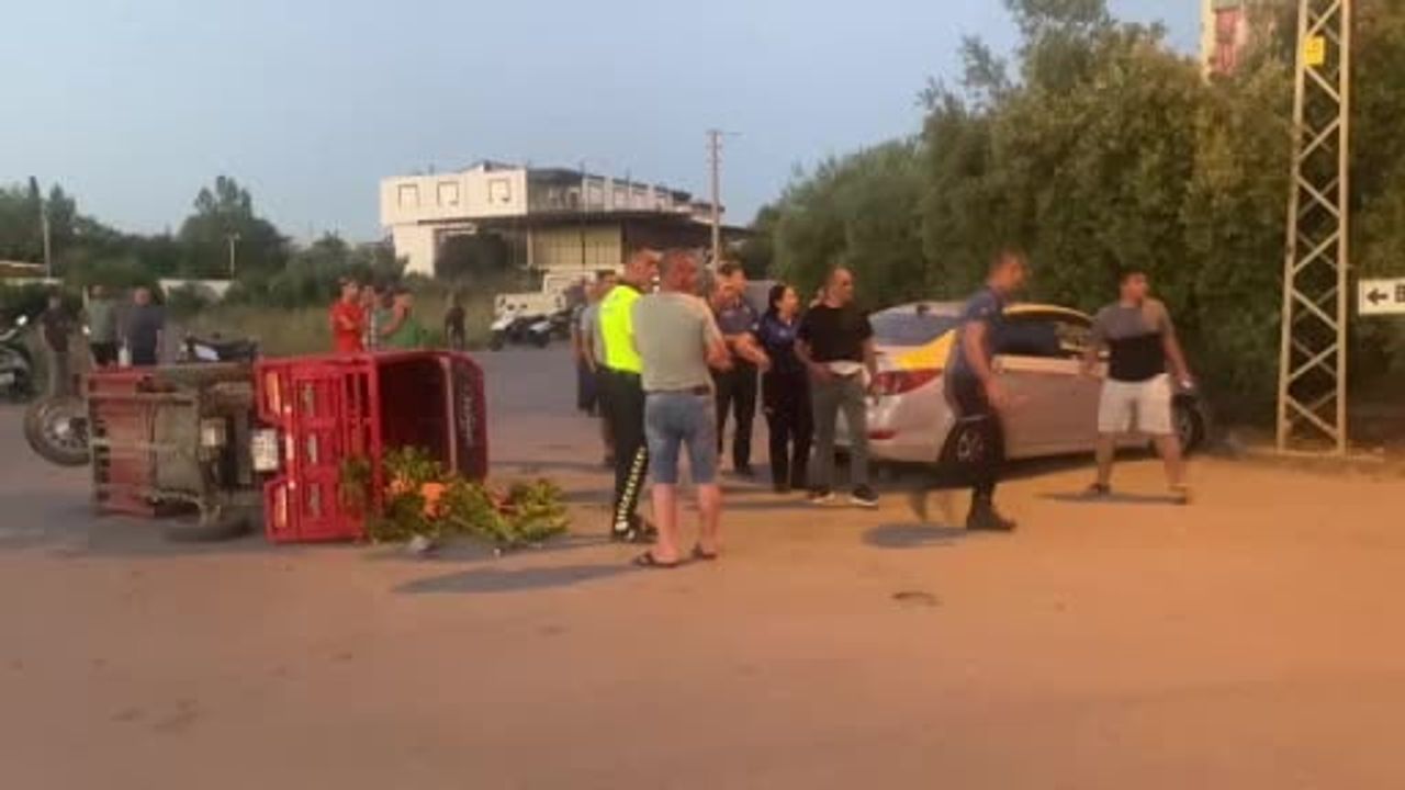 Üç tekerlekli elektrikli motosiklet otomobille çarpıştı: 4 yaralı