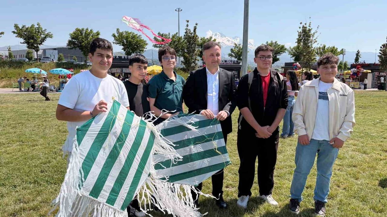 Uçurtma şenliği'nde gökyüzü renklendi