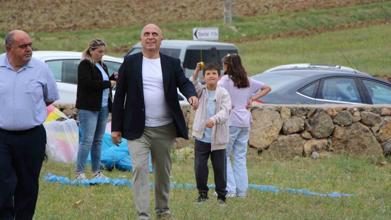 Uçurtması kopan çocuk için Amasya'da yöneticiler seferber oldu